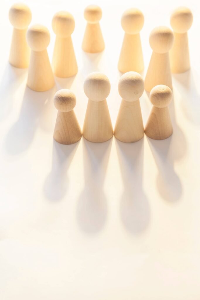 Houten poppetjes opgesteld voor een familieopstelling