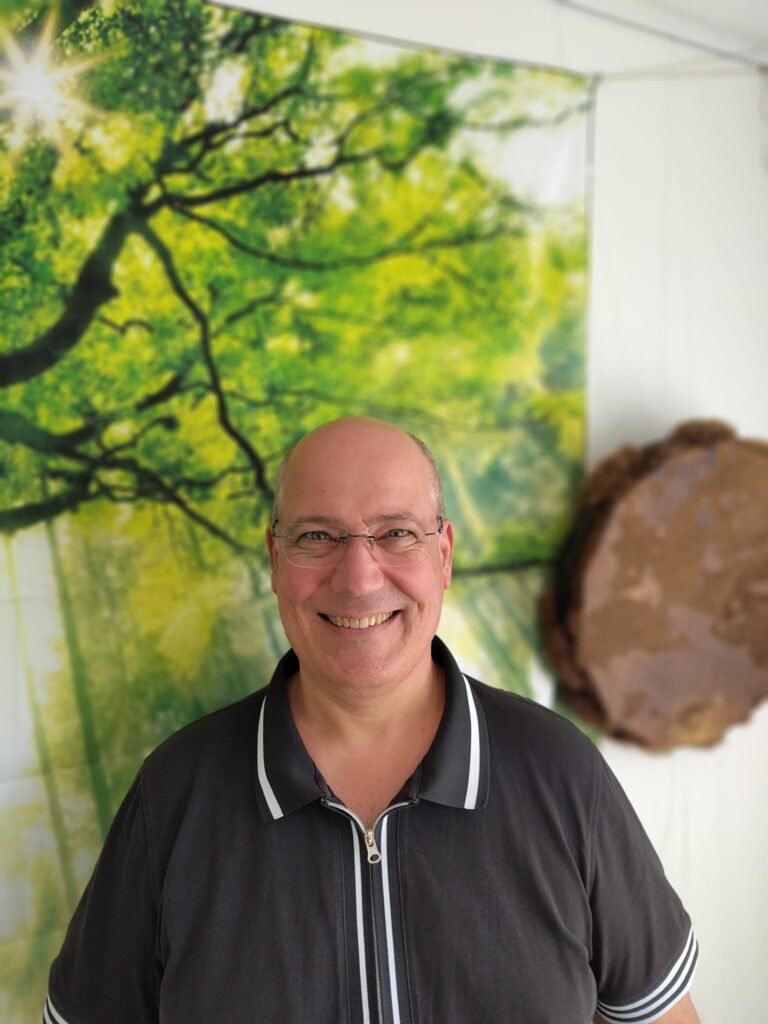 Portret van Frank van Being in Harmony in zijn praktijkruimte