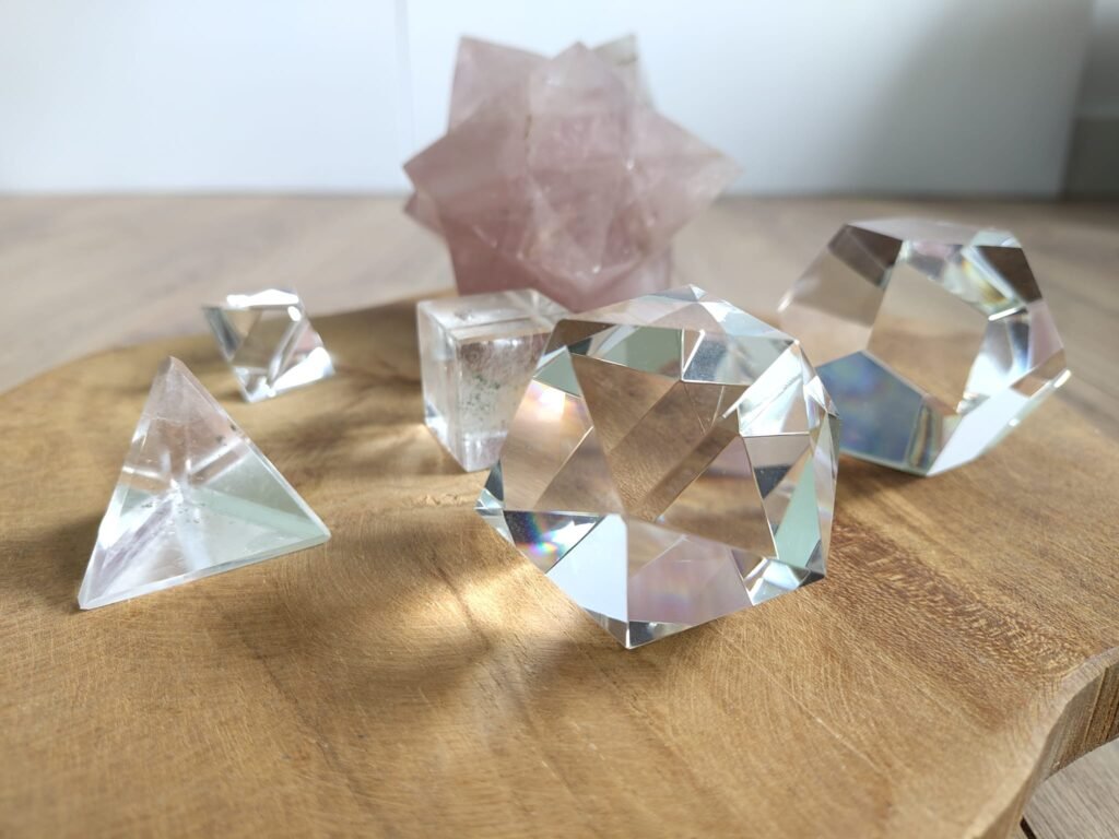 Heldere kristallen en een merkaba-ster op een houten schaal