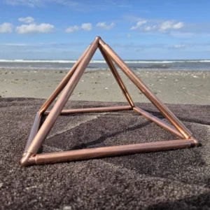 Handgemaakte koperen piramide van Being in Harmony
