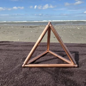 Handgemaakte koperen Tetraëder van Being in Harmony